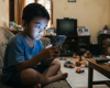 Sering Diberi HP agar Diam, Tanpa Sadar Anak Alami 5 Dampak Buruk Ini